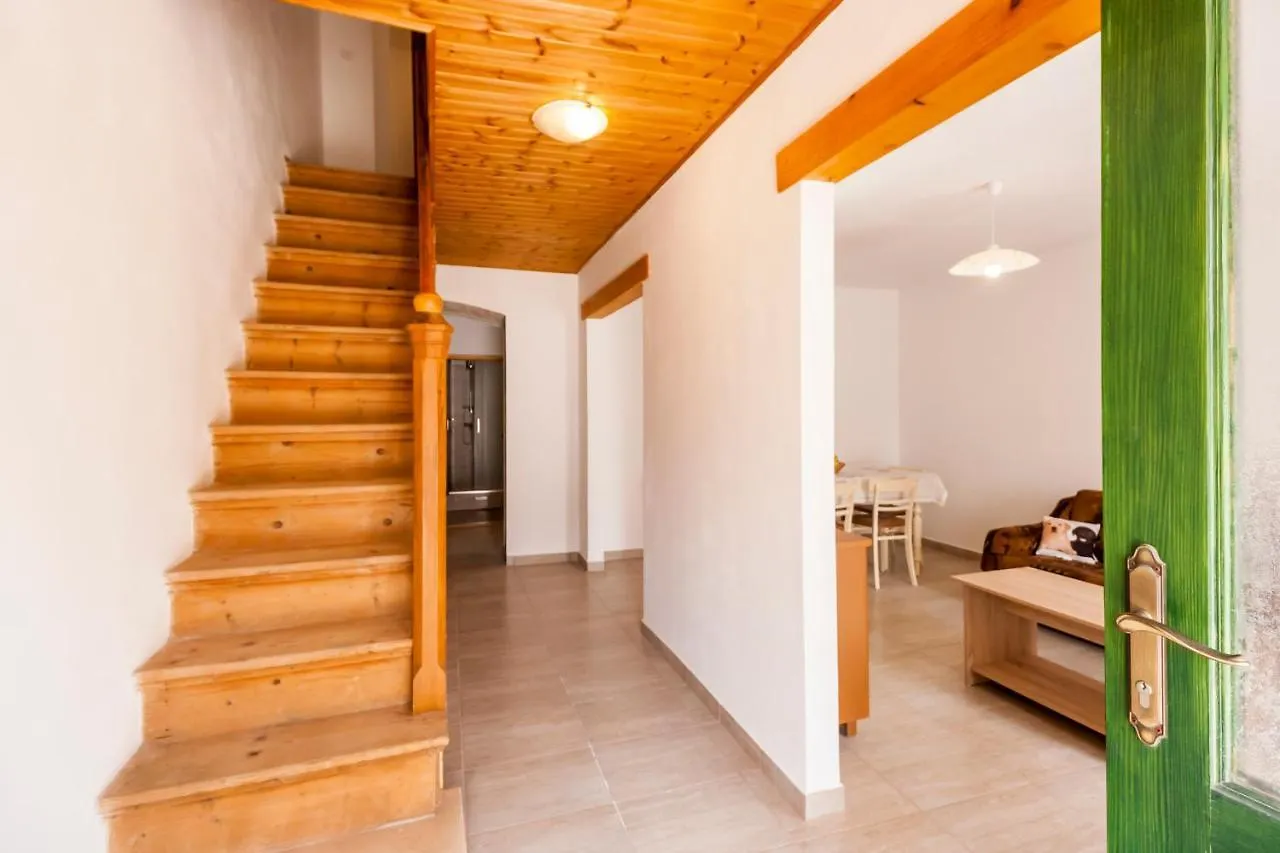 Vendégház House Krizanic In Marcana, Istria, With 2 Apartments, Total 9 Guests