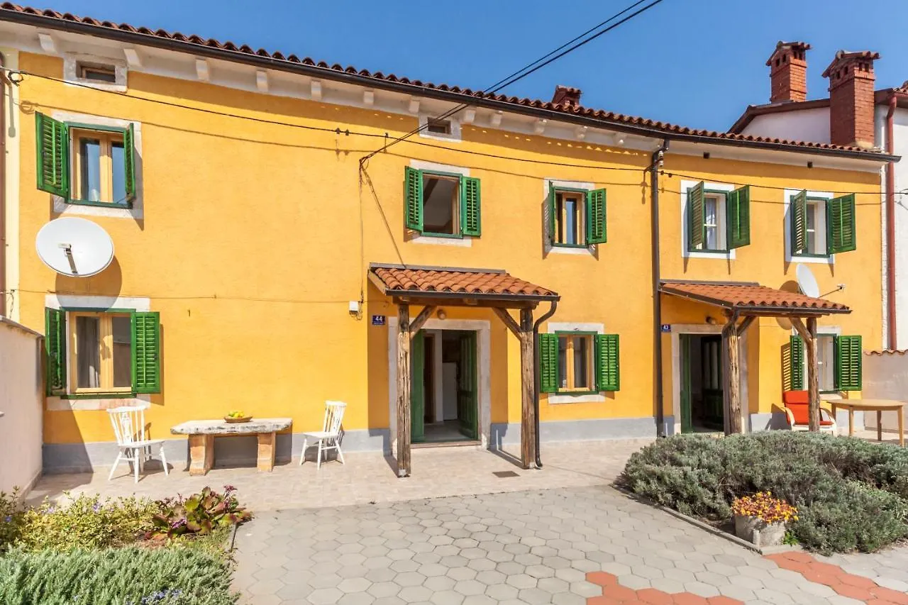 Gasthof House Krizanic In Marcana, Istria, With 2 Apartments, Total 9 Guests