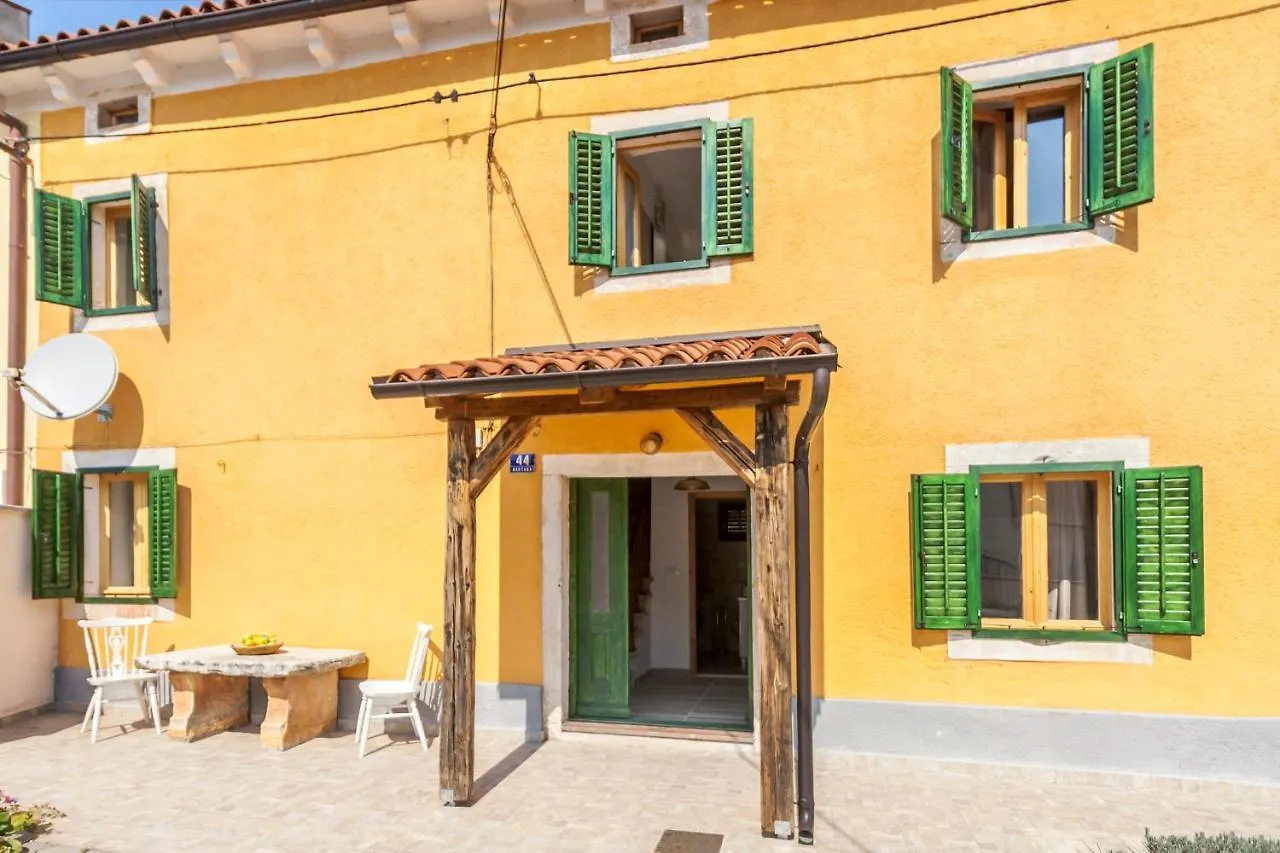 House Krizanic In Marcana, Istria, With 2 Apartments, Total 9 Guests Gasthof