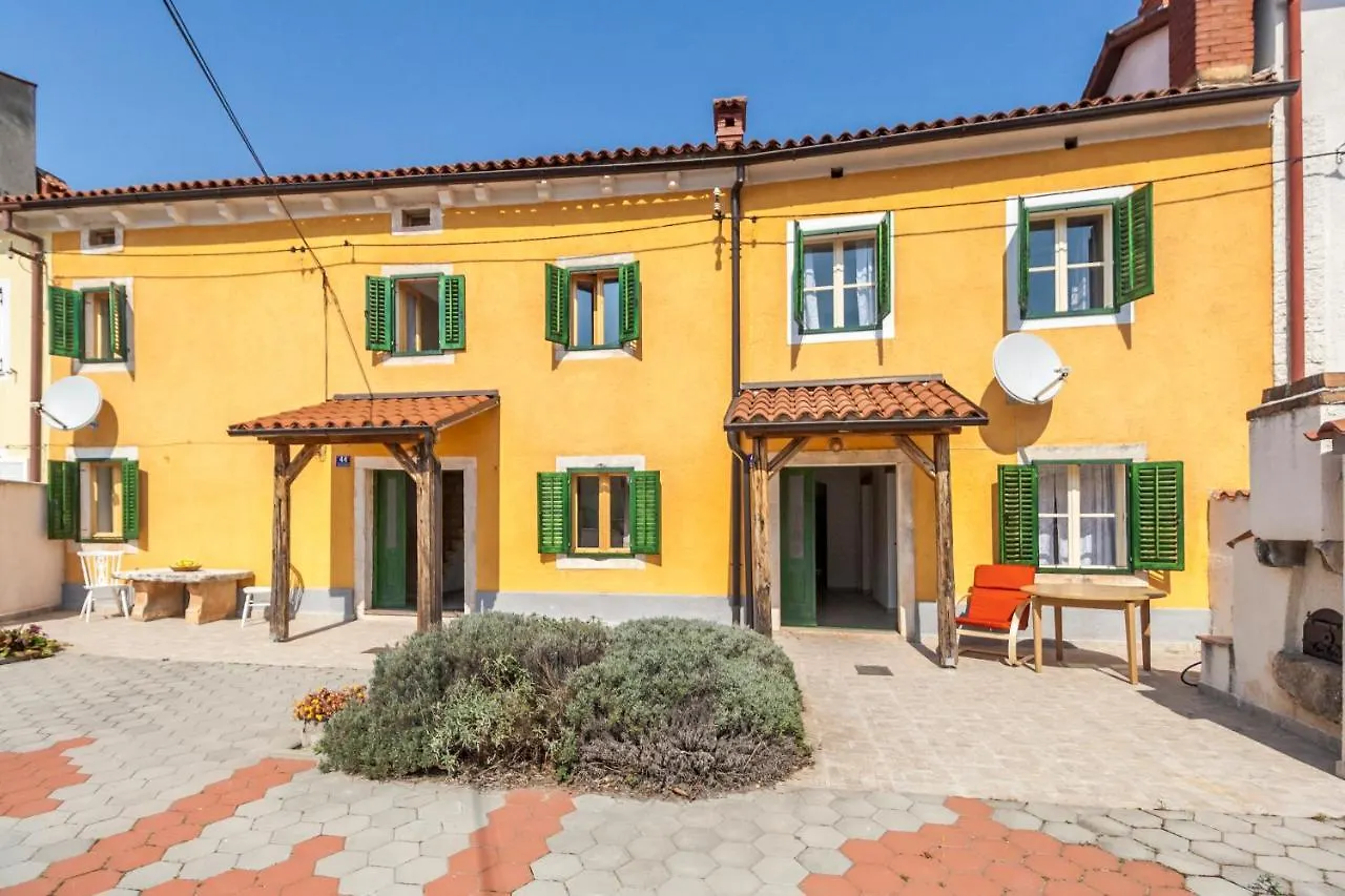 House Krizanic In Marcana, Istria, With 2 Apartments, Total 9 Guests