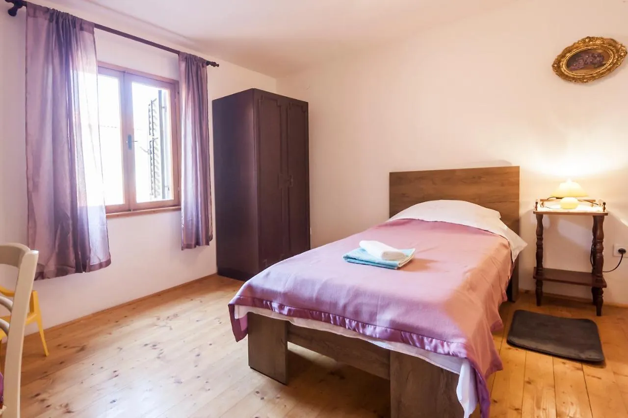 House Krizanic In Marcana, Istria, With 2 Apartments, Total 9 Guests Gasthof