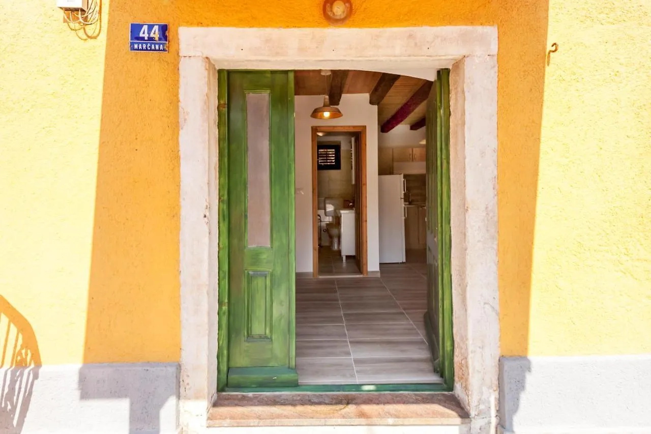 Penzion House Krizanic In Marcana, Istria, With 2 Apartments, Total 9 Guests