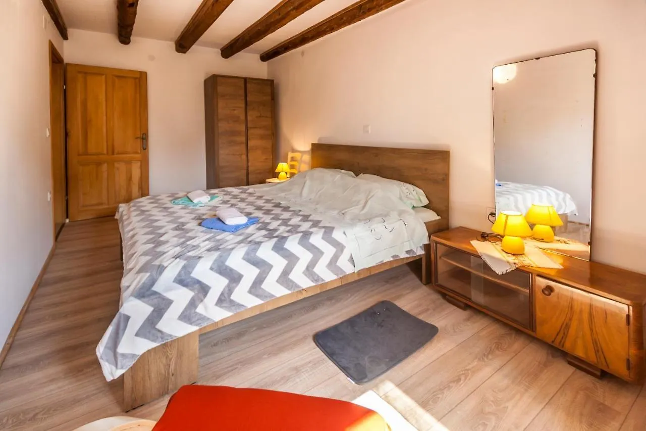 House Krizanic In Marcana, Istria, With 2 Apartments, Total 9 Guests Gasthof